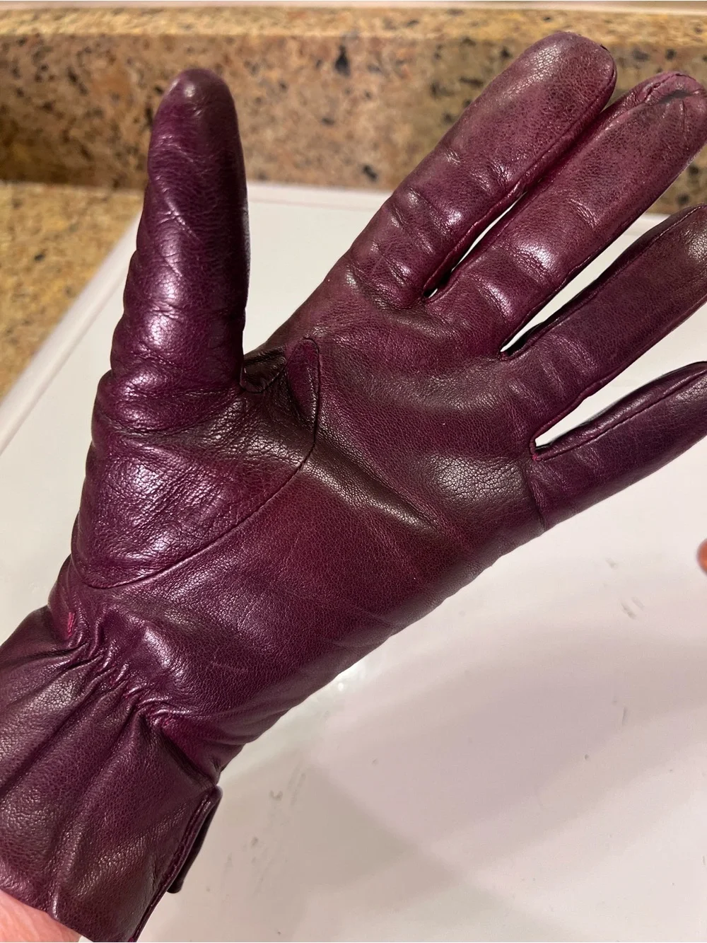 Women’s Size Medium Leather Gloves in burgundy with a cashmere lining